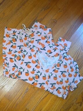 LATES By Kate V-Neck Peaches Or Oranges Size M